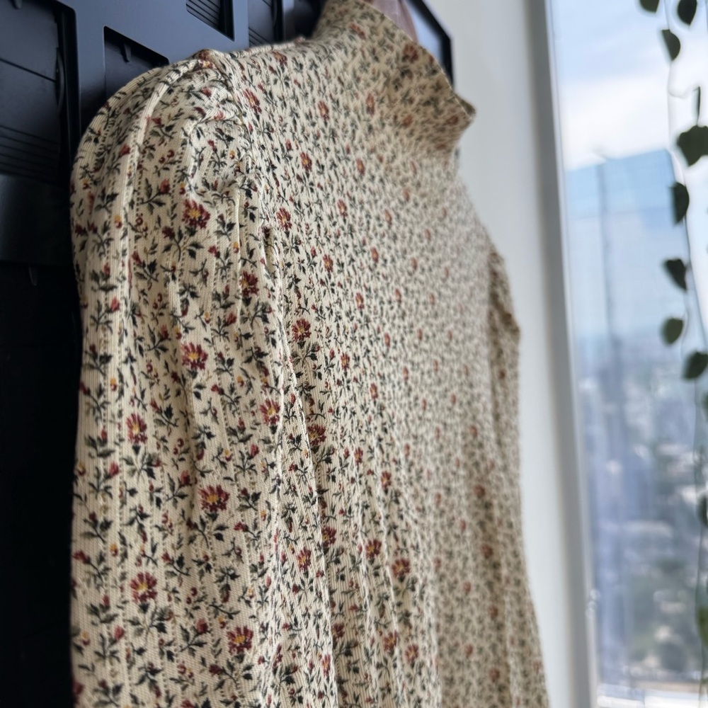 Doen Ashby Turtleneck in Cream Floral - Picture 2 of 9